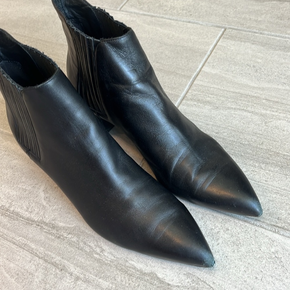 Elegant Made in Italy Black leather booties